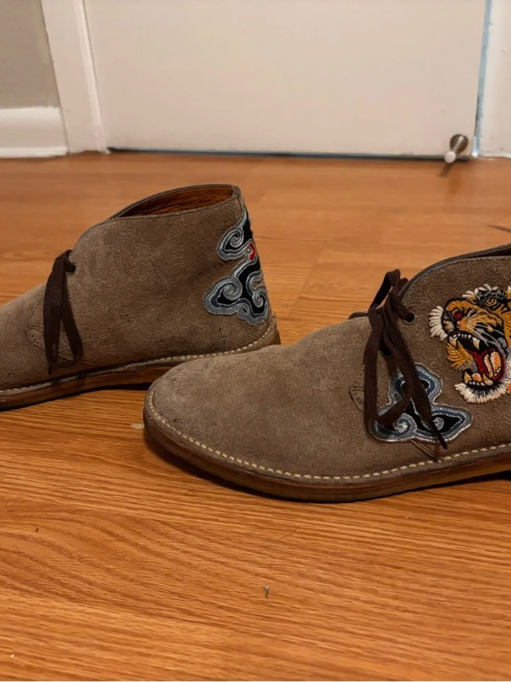 Gucci Taupe Suede Chukka Boots with Embroidered Tiger - Picture 5 of 6